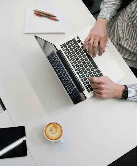 ノートPCとタブレット、手元の作業