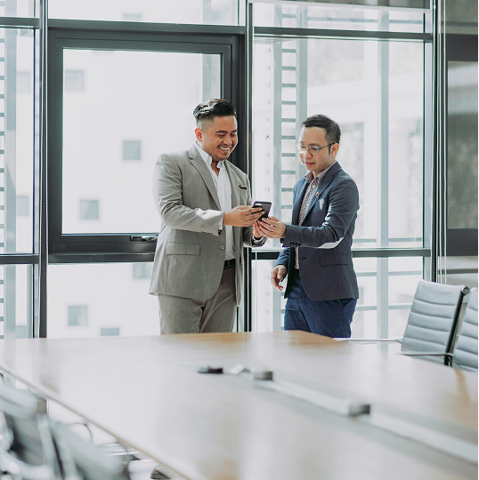 会議室で2人が話している様子